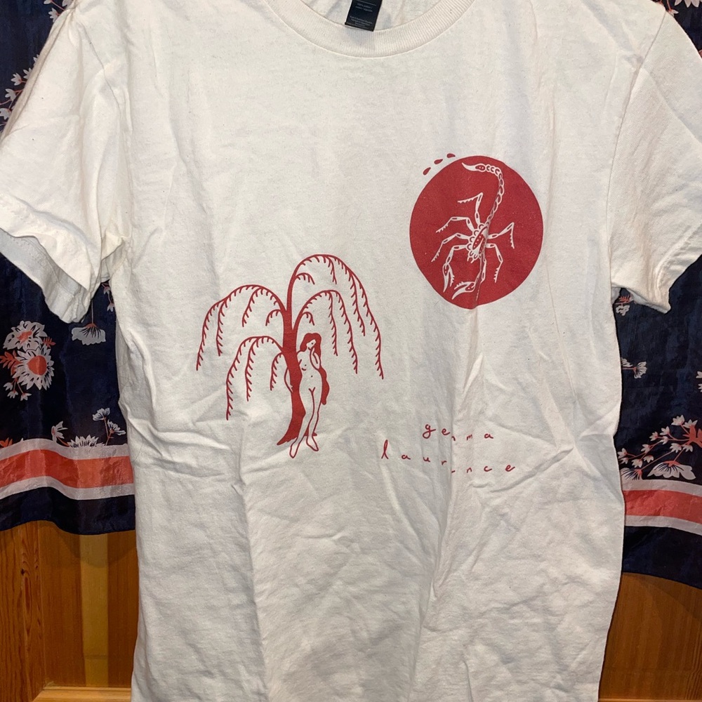 Gemma laurence band Tee with Red Design